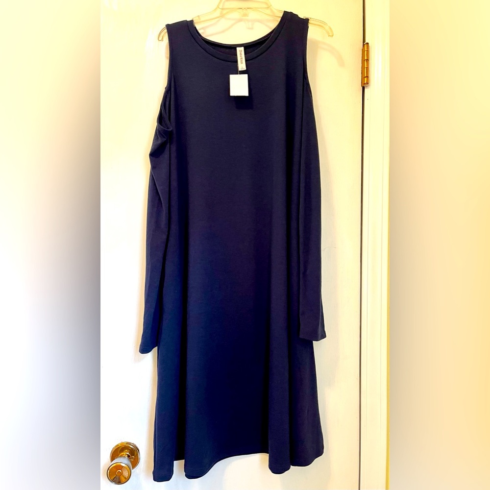 NWT Zenana Premium navy blue Dress. Cold shoulder flowy long sleeve. Size Large